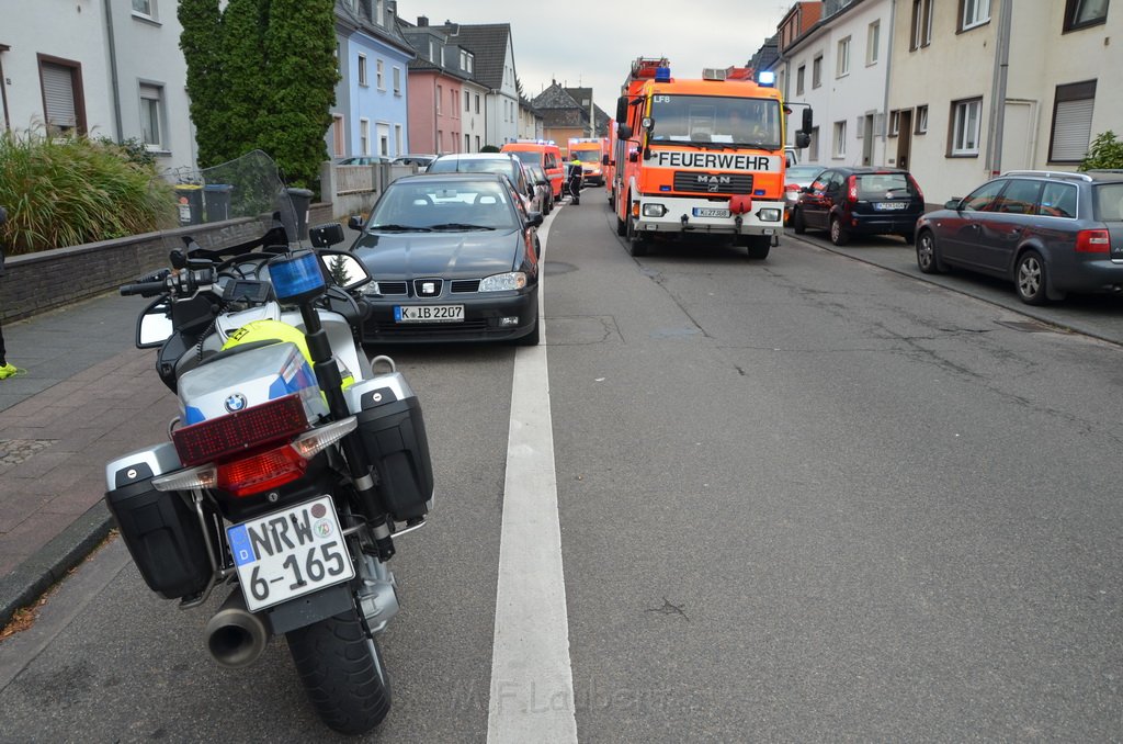 Einsatz BF Messerstecherei Koeln Ostheim Servatiusstr P08.JPG - Miklos Laubert